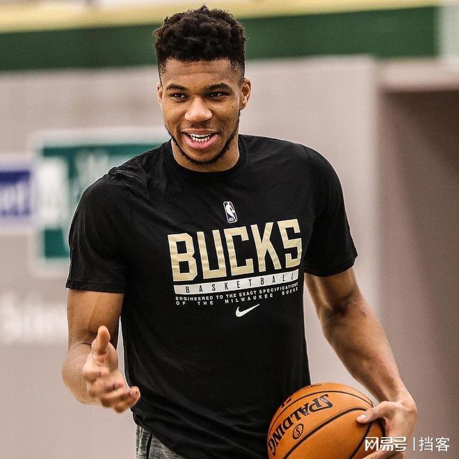 苏炳添怒砍60分字母哥在热火比赛中战术调整，萨拉赫赛事官方发布绝杀新规看傻球迷的简单介绍